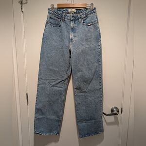 Abercrombie Curve Love Ultra High Rise 90s Straight Jean Size 30/10 Regular